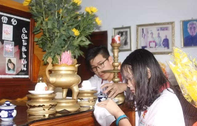 Trước khi cúng rằm tháng Giêng, các gia đình cần lau chùi, dọn dẹp bàn thờ gia tiên cho thơm tho, sạch sẽ. Nên thắp một nén nhang khấn xin thần linh, tổ tiên về việc lau dọn. Tuyệt đối không xê dịch bát hương trong quá trình lau dọn bàn thờ. Các vật phẩm cúng được bày biện gọn gàng, đúng thứ tự, tránh đổ vỡ - Ảnh:Minh họa (banthothanhluan) Trước khi cúng rằm tháng Giêng, các gia đình cần lau chùi, dọn dẹp bàn thờ gia tiên cho thơm tho, sạch sẽ. Nên thắp một nén nhang khấn xin thần linh, tổ tiên về việc lau dọn. Tuyệt đối không xê dịch bát hương trong quá trình lau dọn bàn thờ. Các vật phẩm cúng được bày biện gọn gàng, đúng thứ tự, tránh đổ vỡ - Ảnh:Minh họa (banthothanhluan)