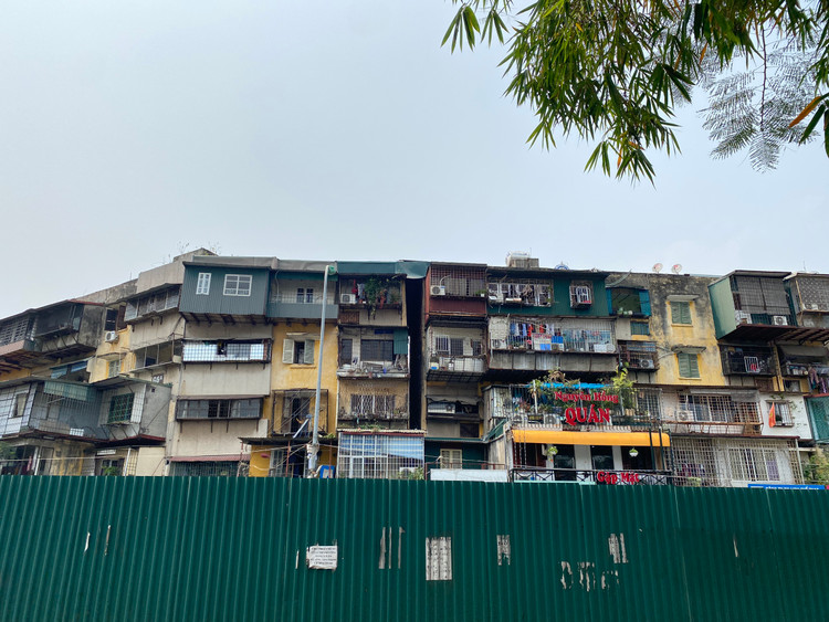 Được đưa vào sử dụng từ năm 1987, chung cư cũ G6A Thành Công (P.Thành Công, Q.Ba Đình, Hà Nội) cao 5 tầng với diện tích xây dựng 500 m2. Cơ quan chức năng xác định chung cư này thuộc diện nhà nguy hiểm cấp độ D. Ảnh: T.Huy