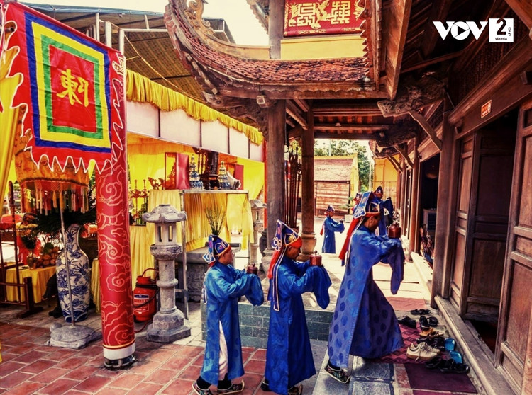 Ngôi đền có kiến trúc kiểu chồng diêm hai tầng tám mái với những đường nét uốn cong, nghi môn của chùa gồm có 3 cửa chính. Khu tầng dưới của cửa chính được trang trí họa tiết hoa cúc, hoa sen với những hình vòm cuốn. Tầng trên là những hình uốn vòm nhỏ hơn và được đặt quả chuông ở bên trong, hai cổng phụ là đôi ngựa. Không chỉ có kiến trúc đặc sắc, đền Trần Thương còn sở hữu những đồ thờ giá trị như ngai thờ, sập thờ bằng đá, hương án, chén đôn, bát đĩa, bát hương, lục bình, kiếm bạc bằng đồi mồi quý hiếm. Ảnh: VOV