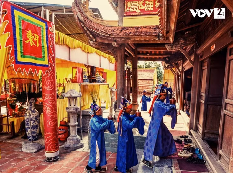 Ngôi đền có kiến trúc kiểu chồng diêm hai tầng tám mái với những đường nét uốn cong, nghi môn của chùa gồm có 3 cửa chính. Khu tầng dưới của cửa chính được trang trí họa tiết hoa cúc, hoa sen với những hình vòm cuốn. Tầng trên là những hình uốn vòm nhỏ hơn và được đặt quả chuông ở bên trong, hai cổng phụ là đôi ngựa. Không chỉ có kiến trúc đặc sắc, đền Trần Thương còn sở hữu những đồ thờ giá trị như ngai thờ, sập thờ bằng đá, hương án, chén đôn, bát đĩa, bát hương, lục bình, kiếm bạc bằng đồi mồi quý hiếm. Ảnh: VOV