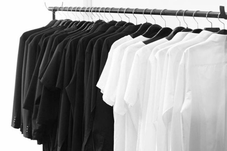 Trong ngày này bạn nên mặc quần áo màu sắc tươi tắn một chút, nên kiêng mặc đồ màu trắng và màu đen vì hai màu này liên quan đến người đã mất. Người mặc hai màu đen trắng vào ngày này làm việc gì cũng khó thành - Ảnh:minh họa.