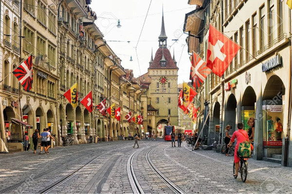 Thủ đô của Thụy Sĩ là nơi lý tưởng để bạn khám phá bằng xe đạp, với những lựa chọn chuyến đi đa dạng. Tuyến đường Thành Phố Bern đưa du khách khám phá nội đô.