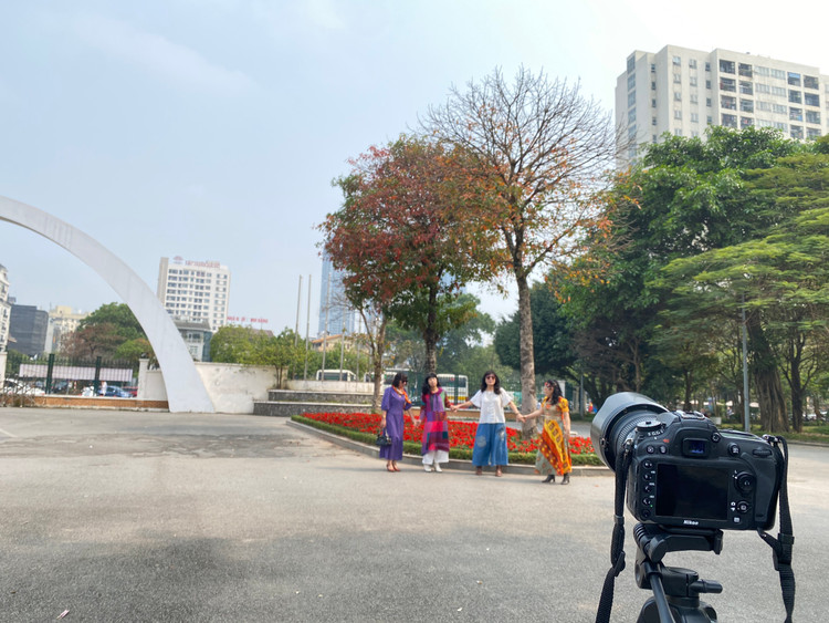 Cô Thùy cùng nhóm bạn của mình đến công viên để lưu giữ những bức ảnh đẹp.