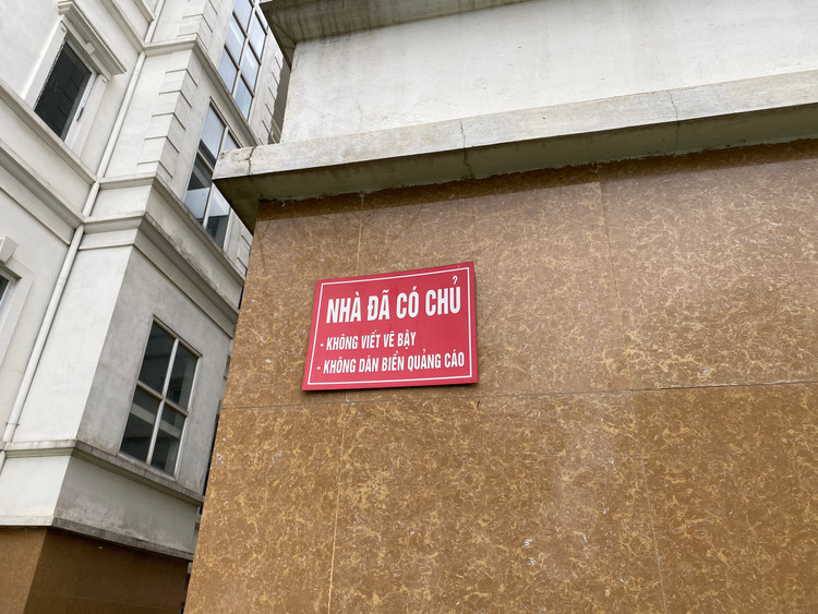 Dự án gồm hơn 600 ngôi biệt thự, được thiết kế theo phong cách tân cổ điển, tuy nhiên trên 2/3 diện tích bị bỏ hoang, không người ở. Những tấm biển&quot; nhà đã có chủ&quot; nhưng theo quan sát của PV, thực sự bên trong căn nhà không có người ở và cỏ mọc um tùm.