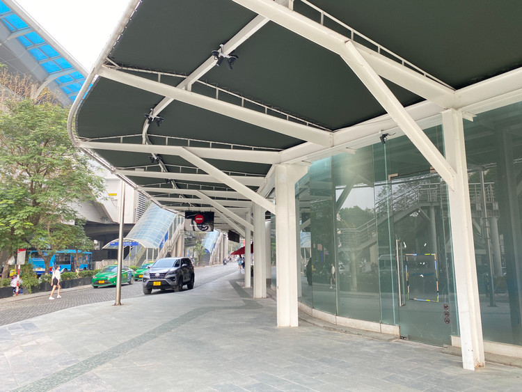 Tại TTTM Indochina Plaza Hà Nội (quận Cầu Giấy), nhiều ki-ốt, gian hàng bỏ trống, cửa khoá kín vài năm nay.