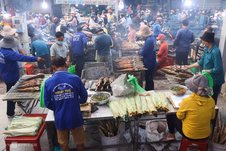 Người dân có lệ mua cá lóc nguyên con nướng trui để cúng Thần Tài. Lệ này bắt nguồn từ tâm thức tưởng nhớ và tạ ơn thần đất phương Nam đã bao bọc, che chở cho cha ông thời mở mang, khai khẩn đất Nam Bộ 300-400 năm trước - Ảnh:vnexpress