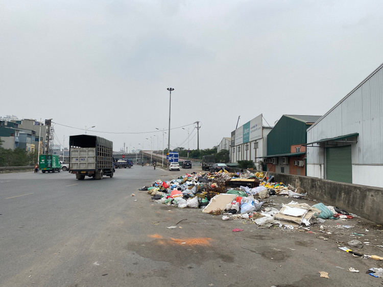 Bãi rác nằm ngay trên đường chính gây mất mỹ quan đô thị nghiêm trọng.