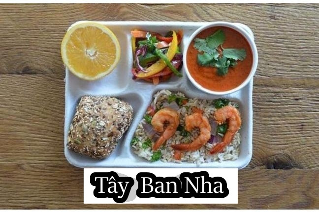 Với các trường học ở Tây Ban Nha, bữa trưa sẽ là món garpacho, ớt chuông, bánh mì và cơm tôm áp chảo. Đối với món tráng miệng, học sinh sẽ có nửa quả cam. Ảnh: Doctissimo.