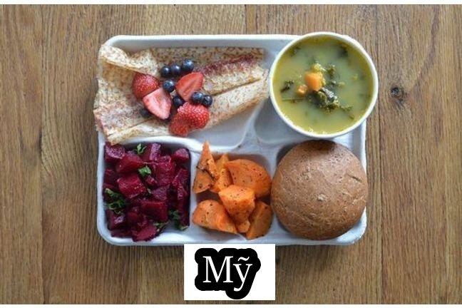 Không giống như các quốc gia khác, học sinh Mỹ ở lại trường để ăn trưa. Đến hết tiết học sáng, các học sinh sẽ tập trung tại căng tin của trường để lấy khẩu phần ăn. Một khẩu phần đơn giản sẽ gồm bánh mì, đậu, khoai tây nghiền và sốt ăn kèm. Ảnh: Doctissimo.