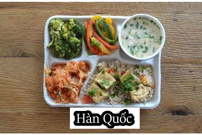 Học sinh Hàn Quốc có lịch học dày đặc, sau buổi sáng các em ăn trưa rồi tiếp tục phụ đạo tới tận tối. Vì thế khẩu phần cơm trưa ở Hàn Quốc được ưu tiên dinh dưỡng cao. Trong ảnh khẩu phần ăn gồm cơm, canh, thực phẩm bổ sung và các loại thức ăn kèm như kimchi, rau trộn, cải muối. Ảnh: Doctissimo.