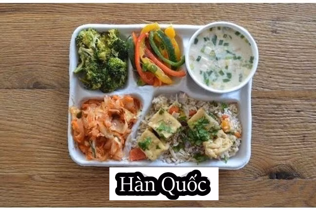 Học sinh Hàn Quốc có lịch học dày đặc, sau buổi sáng các em ăn trưa rồi tiếp tục phụ đạo tới tận tối. Vì thế khẩu phần cơm trưa ở Hàn Quốc được ưu tiên dinh dưỡng cao. Trong ảnh khẩu phần ăn gồm cơm, canh, thực phẩm bổ sung và các loại thức ăn kèm như kimchi, rau trộn, cải muối. Ảnh: Doctissimo.