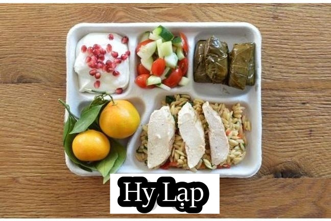 Cơm trưa tại đây chủ yếu là những món ăn kiểu truyền thống. Bình thường các học sinh sẽ có gà nướng, orzo, bánh lá nho nhồi, salad cà chua và dưa chuột. Món tráng miệng sẽ là sữa chua Hy Lạp ăn kèm với hạt lựu và cam. Ảnh: Doctissimo.