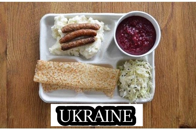 Trong căng tin ở Ukraine, các học sinh sẽ có khoai tây nghiền với xúc xích, salad trộn và sốt củ dền. Ảnh: Doctissimo.
