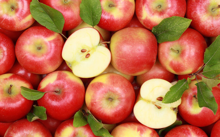 Một điều có thể bạn chưa biết đó là trong quả táo có chứa một lượng lớn malic acid - một chất luôn nằm trong thành phần của các tuýp kem đánh răng, hợp chất này ngoài giúp răng chắc khỏe, trắng sáng mà còn giúp bảo vệ men răng và nướu. Do chứa nhiều phân tử nước bên trong nên khi ăn táo sẽ giúp tăng cường tiết nước bọt, sau đó thực hiện phân giải và trung hòa các vi khuẩn gây hôi miệng và các bám trên răng, làm sạch khoang miệng hiệu quả. Ảnh: internet. Một điều có thể bạn chưa biết đó là trong quả táo có chứa một lượng lớn malic acid - một chất luôn nằm trong thành phần của các tuýp kem đánh răng, hợp chất này ngoài giúp răng chắc khỏe, trắng sáng mà còn giúp bảo vệ men răng và nướu. Do chứa nhiều phân tử nước bên trong nên khi ăn táo sẽ giúp tăng cường tiết nước bọt, sau đó thực hiện phân giải và trung hòa các vi khuẩn gây hôi miệng và các bám trên răng, làm sạch khoang miệng hiệu quả. Ảnh: internet.