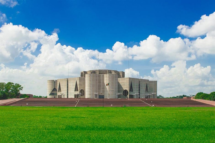 Quốc hội Bangladesh có diện tích hơn 80 ha, thường được người dân địa phương gọi là Jatiya Sangsad Bhaban. Việc xây dựng tòa nhà Quốc hội bắt đầu vào năm 1964 khi đất nước Bangladesh vẫn còn là một phần của Pakistan. Cuối cùng, công trình đã được hoàn thành để chào mừng quốc gia độc lập vào năm 1982. Kiến trúc sư Louis Khan đã thiết kế tòa nhà để phản ánh văn hóa và truyền thống của người Bengal. Điểm nổi bật trong thiết kế là các mái hiên lõm sâu và những ô cửa lớn đón ánh sáng. Ảnh: Vaskar Sam.