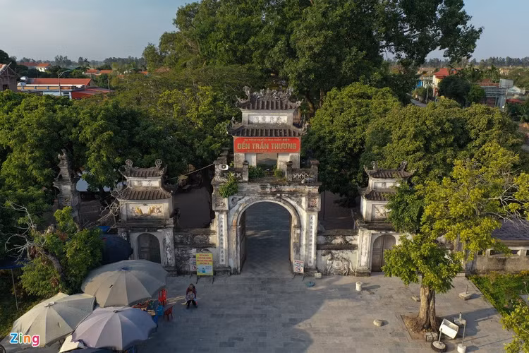Đền Trần Thương Ở xã Trần Hưng Đạo, huyện Lý Nhân, Hà Nam là một di tích quốc gia đặc biệt. Nơi đây không chỉ linh thiêng mà còn lưu giữ những giá trị lịch sử và những huyền thoại gắn liền với vị anh hùng dân tộc Hưng Đạo Vương Trần Quốc Tuấn. Ảnh: zing.vn