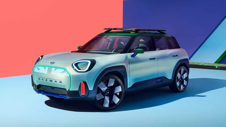 Sau khi được giới thiệu dưới dạng concept vào năm 2021, MINI Aceman bản thương mại sẽ được ra mắt trong năm 2023. Hãng xe khẳng định bản sản xuất sẽ có thiết kế giống 80% so với mẫu concept. MINI Aceman sẽ có kích thước tương đương MINI Countryman hiện hành và dùng chung nền tảng với MINI 3 cửa. Tầm hoạt động của MINI Aceman là 482 km.