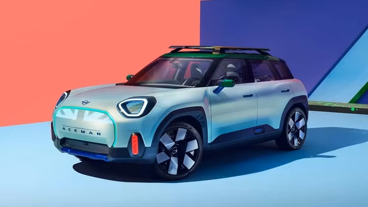 Sau khi được giới thiệu dưới dạng concept vào năm 2021, MINI Aceman bản thương mại sẽ được ra mắt trong năm 2023. Hãng xe khẳng định bản sản xuất sẽ có thiết kế giống 80% so với mẫu concept. MINI Aceman sẽ có kích thước tương đương MINI Countryman hiện hành và dùng chung nền tảng với MINI 3 cửa. Tầm hoạt động của MINI Aceman là 482 km.