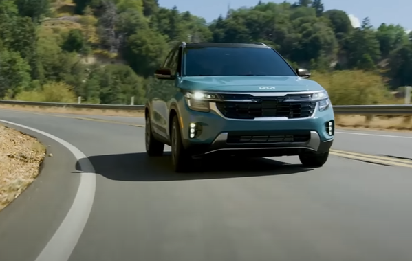 Những tính năng an toàn nổi bật của Seltos 2024 có thể kể đến hệ thống hỗ trợ tránh va chạm phía trước với tính năng phát hiện người đi bộ và đi xe đạp, phanh tự động tiền va chạm, cảnh báo điểm mù, hệ thống giới hạn tốc độ thông minh…