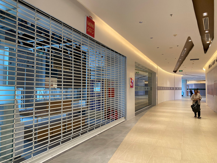 Tầng 3 của trung tâm thương mại lác đác vài người qua lại, các cửa hàng đóng hoặc đang trong quá trình tu sửa chờ ngày hoạt động lại