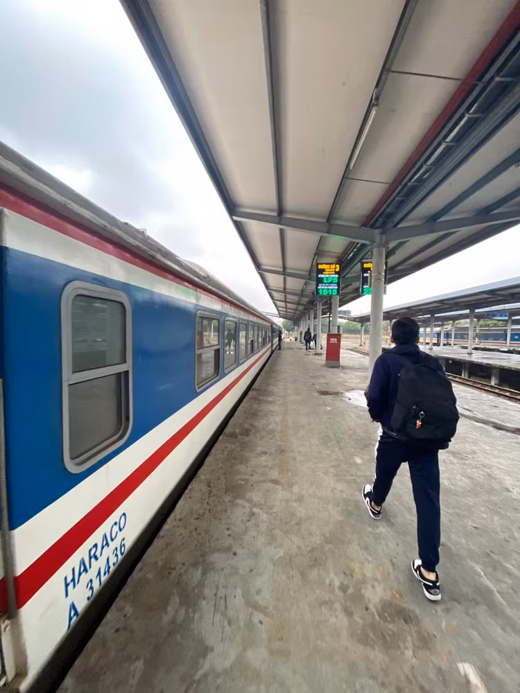 Đường sắt khuyến cáo hành khách không mua vé qua các đối tượng trung gian để tránh mua phải vé giả, vé không đúng thông tin. Ảnh minh họa. - Ảnh: T.Huy