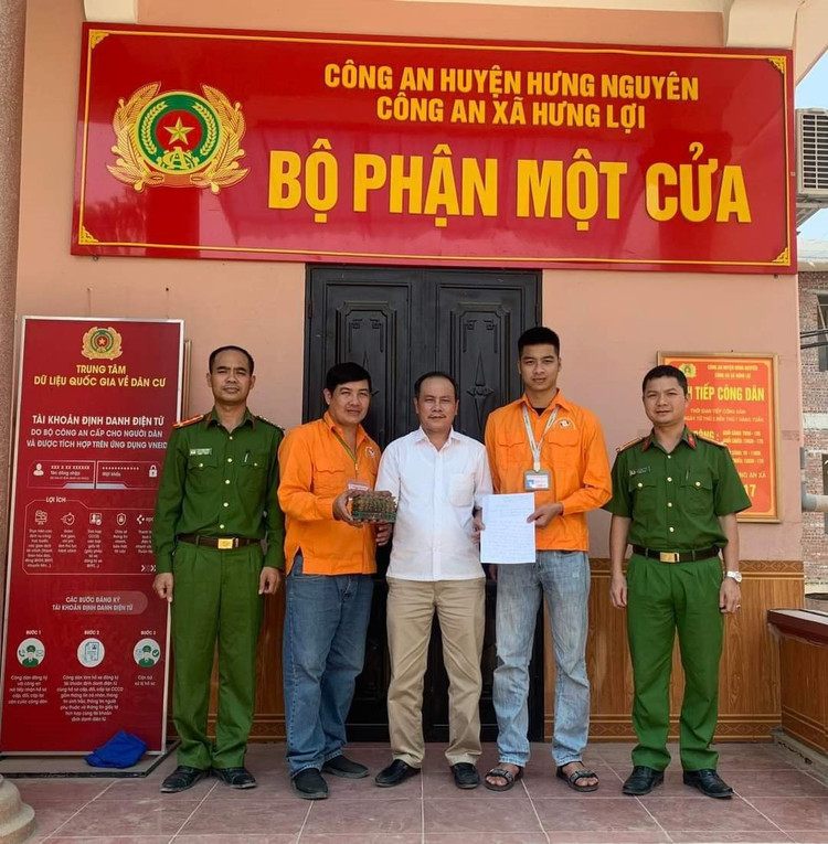 Công an xã Hưng Lợi tổ chức trao trả lại tài sản cho người đánh rơi. Ảnh: báo công lý