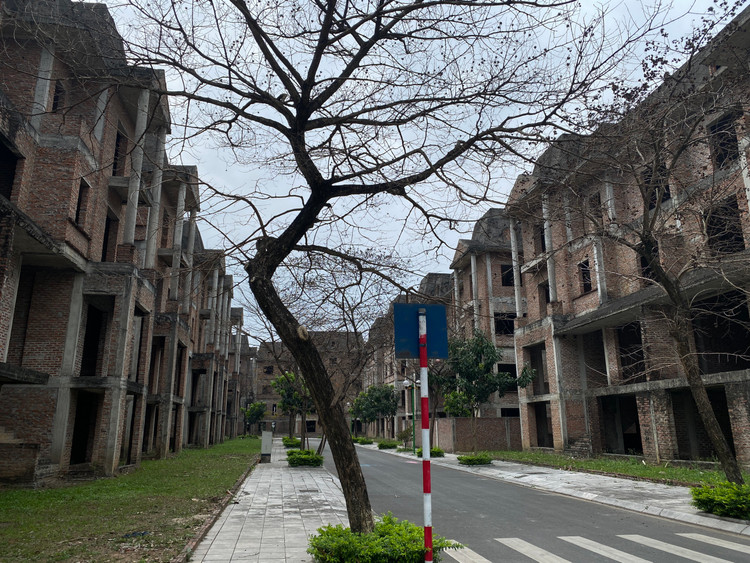 Cả dãy phố u ám, xuống cấp, khung cảnh cứ như trong những bộ phim &quot;kinh dị&quot;.