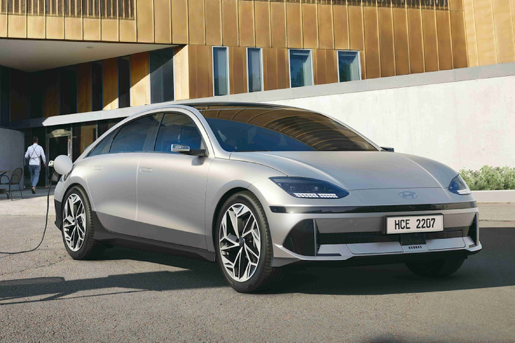 Hyundai sẽ bán ra mẫu Ioniq 6 trong năm 2023. Với thiết kế thể thao và khí động học hơn, tầm hoạt động của Ioniq 6 sẽ vượt trội so với Ioniq 5. Mẫu xe điện này có thể di chuyển quãng đường 544 km cho bản 1 động cơ điện, dẫn động cầu sau. Ảnh: hyundai