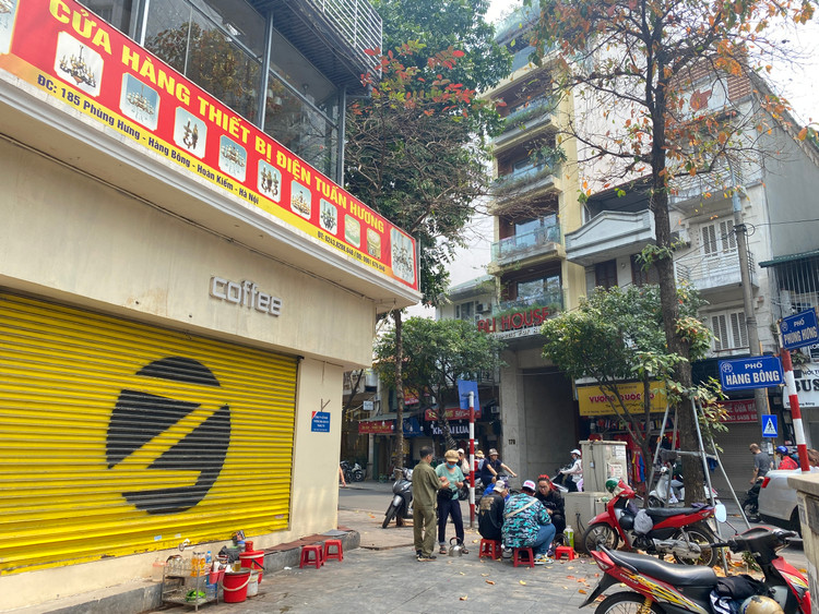 Vỉa hè phía trước các cửa hàng khu vực này được người bán trà đá trưng dụng kê bàn ghế tiếp khách hoặc làm chỗ để xe máy. Ảnh: T.Huy.