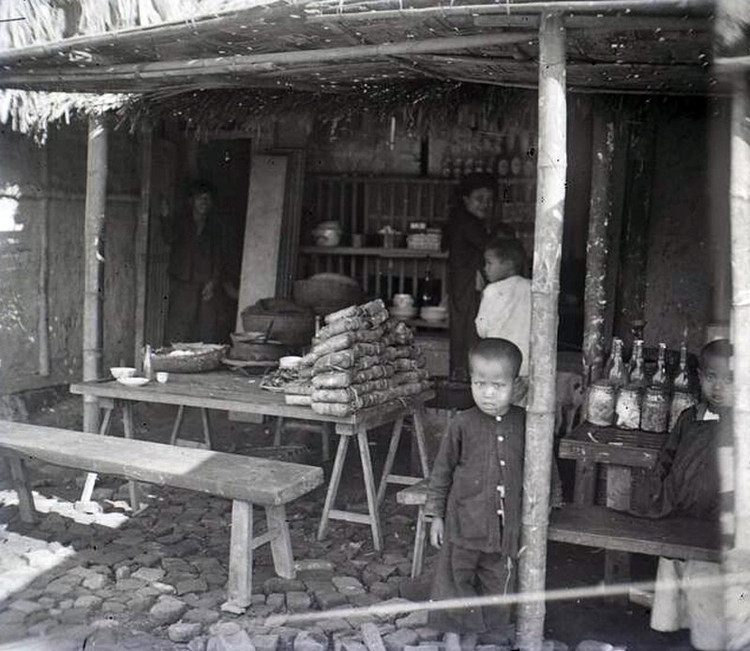 Quán nước ven đường ở Hà Nội với những chiếc bánh chưng được xếp trên quầy.