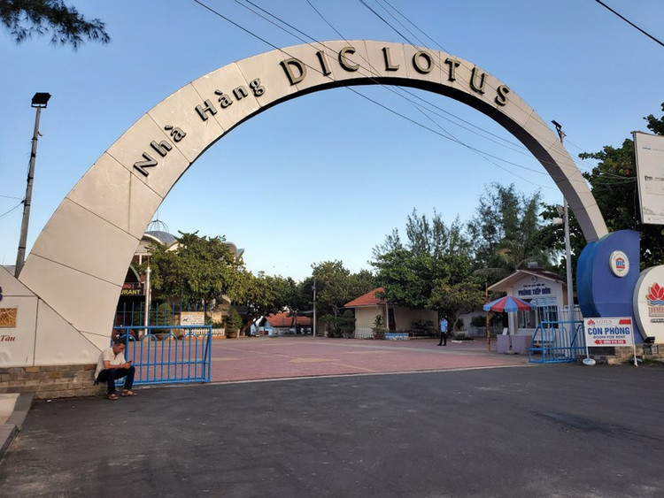 Quá thời hạn 31/5 nhưng doanh nghiệp vẫn tiếp tục kinh doanh, chưa chịu bàn giao.