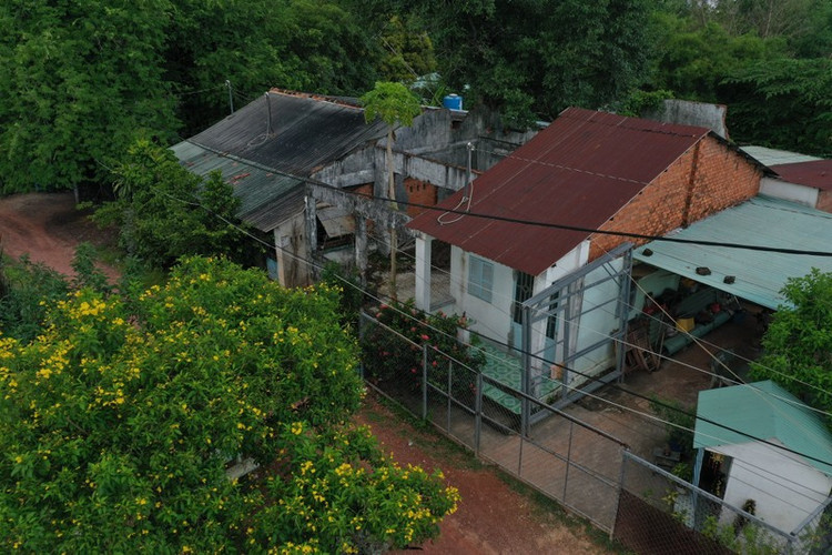 “Mong các cấp chính quyền nhanh chóng triển khai dự án để tái định cư cho các hộ dân chúng tôi. Nếu không thì thu hồi dự án để người dân sửa chữa nhà cửa. Sống như này tôi thấy bất an quá”, bà Hằng - một người dân trong khu đất dự án chia sẻ.