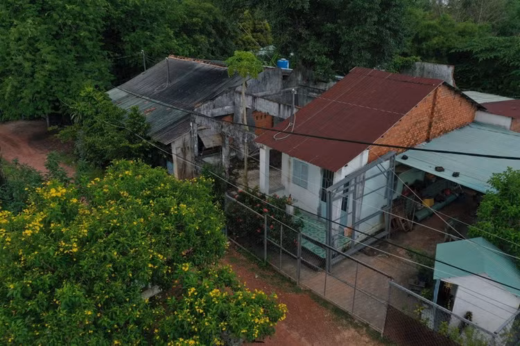 “Mong các cấp chính quyền nhanh chóng triển khai dự án để tái định cư cho các hộ dân chúng tôi. Nếu không thì thu hồi dự án để người dân sửa chữa nhà cửa. Sống như này tôi thấy bất an quá”, bà Hằng - một người dân trong khu đất dự án chia sẻ.