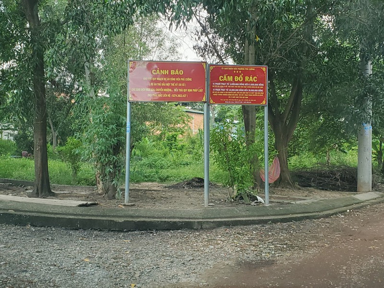 Chính quyền cắm các bảng cảnh báo nghiêm cấm hành vi giao dịch mua bán, chuyển nhượng, lấn chiếm, xây dựng ở đây đề trái pháp luật.