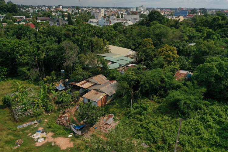 Bên trong dự án có nhiều hộ sống trong trong những căn nhà xuống cấp, tồi tàn.