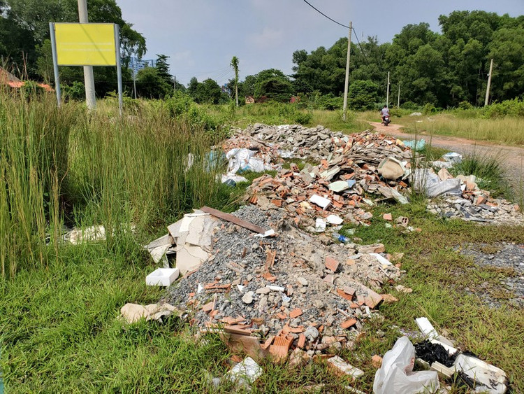 Theo ghi nhận thực tế của phóng viên, khu "đất vàng" này vẫn là rừng cây rậm rạp, rác thải khắp nơi.