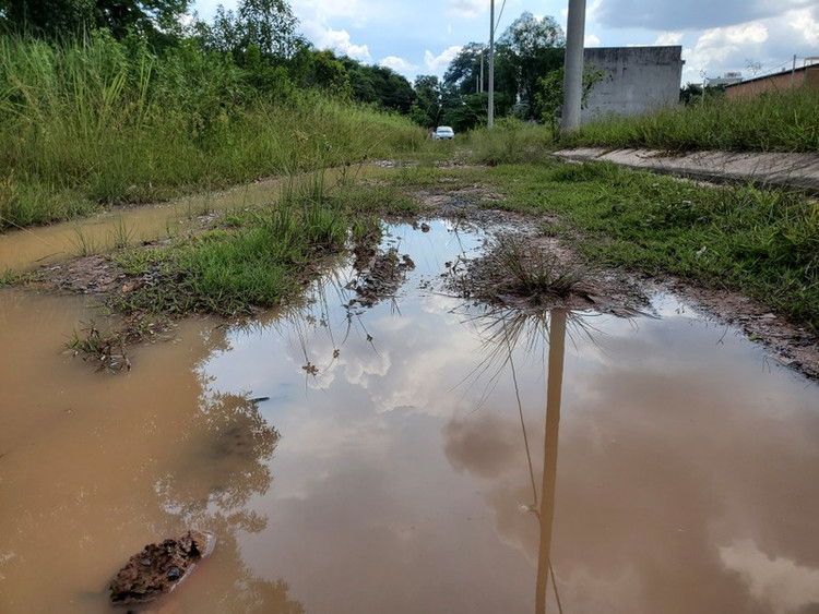 Các hộ dân bên trong phải đi lại ở những đường đất, trời mưa có đoạn bị sình lầy.