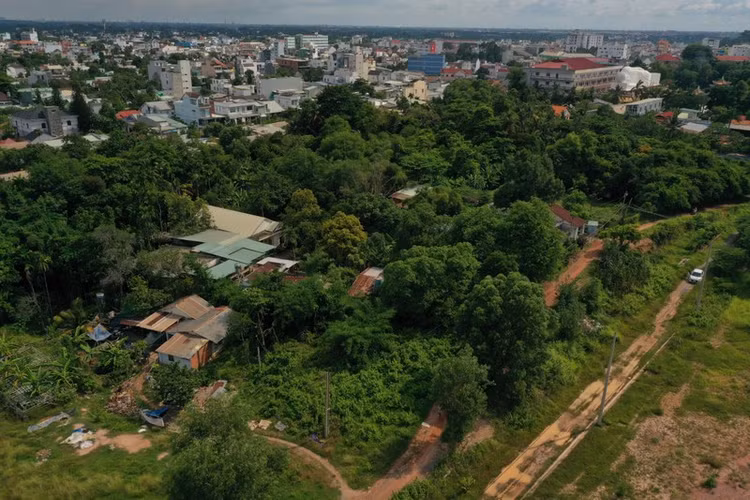 Theo quyết định được phê duyệt, dự án được chia làm 2 giai đoạn. Giai đoạn 1, xây dựng hạ tầng kỹ thuật và khu tái định cư, hoàn thành năm 2009. Giai đoạn 2, xây dựng khu Trung tâm thương mại, khu biệt thự, trường học… hoàn thành vào tháng 9/2011.