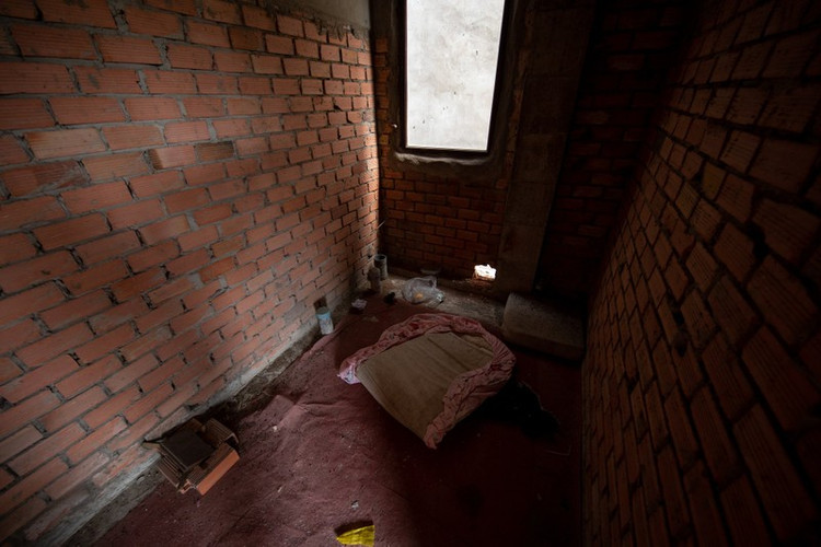 Bên trong những căn biệt thự rác thải nằm vương vãi khắp nơi.