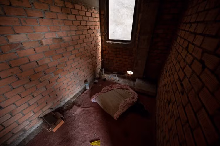 Bên trong những căn biệt thự rác thải nằm vương vãi khắp nơi.