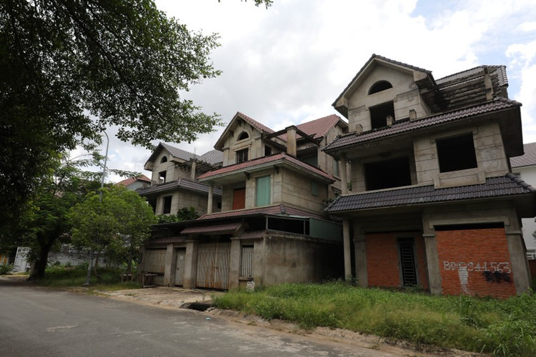 Theo ghi nhận của PV vào đầu tháng 7/2022, do không có người ở nhiều năm qua đã khiến cho nhiều căn biệt thự xuống cấp trầm trọng.