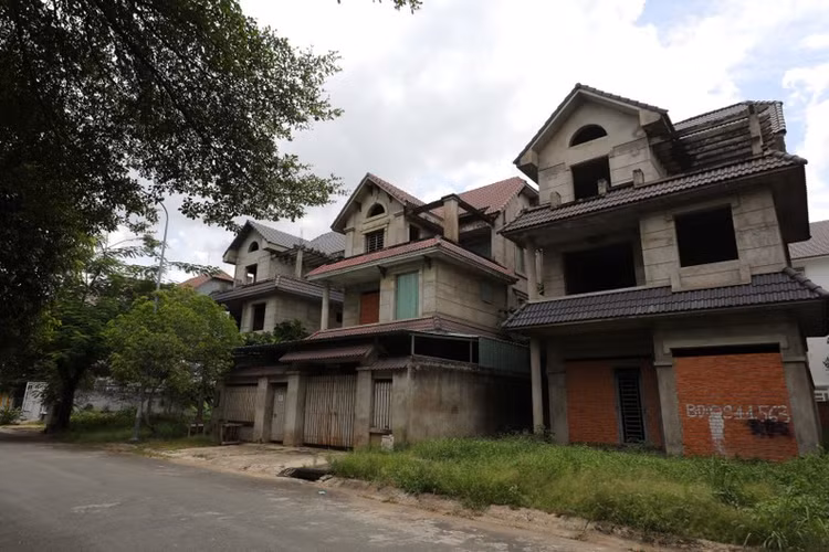 Theo ghi nhận của PV vào đầu tháng 7/2022, do không có người ở nhiều năm qua đã khiến cho nhiều căn biệt thự xuống cấp trầm trọng.