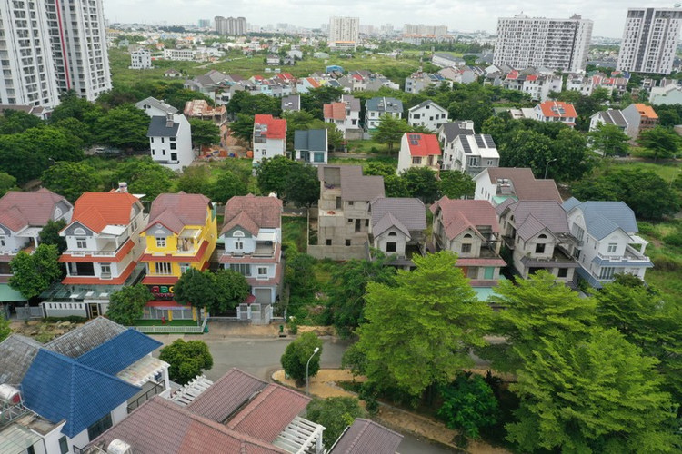 Theo quan sát thì với cách đây vài năm thì số lượng biệt thự bỏ hoang ở dự án này đã giảm nhiều nhờ hạ tầng giao thông được phát triển, song song là hàng loạt dự án khu dân cư được xây dựng đã thu hút người dân về đây sinh sống.