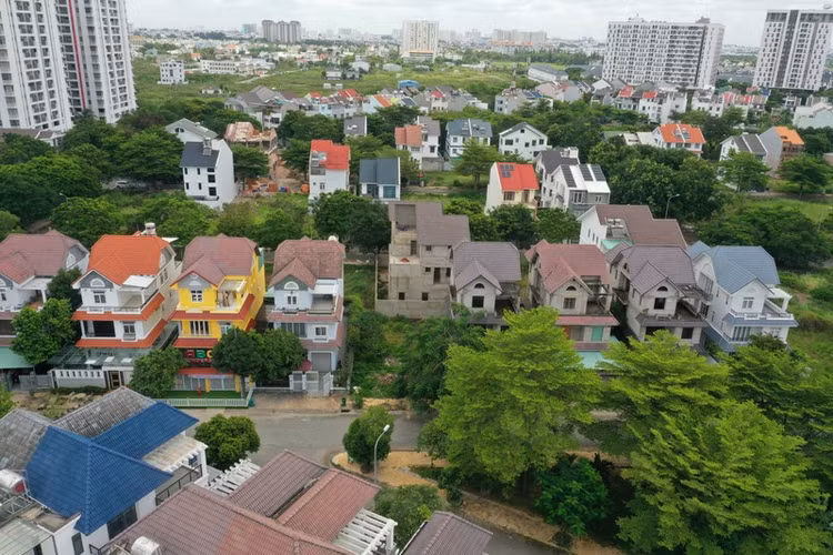 Theo quan sát thì với cách đây vài năm thì số lượng biệt thự bỏ hoang ở dự án này đã giảm nhiều nhờ hạ tầng giao thông được phát triển, song song là hàng loạt dự án khu dân cư được xây dựng đã thu hút người dân về đây sinh sống.