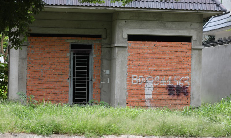 Đa số căn biệt thự bỏ hoang tại đây là đều được xây bịt kín các lối vào do chủ nhân sợ người lang thang, vô gia cư vào ở.