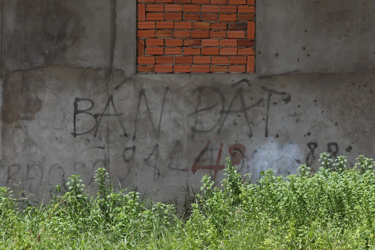 Nhiều chủ nhân của những căn biệt thự này vẫn đang chào bán, nhưng nhiều năm trôi qua mà vẫn chưa có người mua