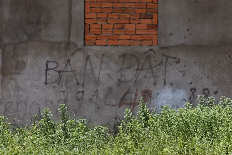 Nhiều chủ nhân của những căn biệt thự này vẫn đang chào bán, nhưng nhiều năm trôi qua mà vẫn chưa có người mua