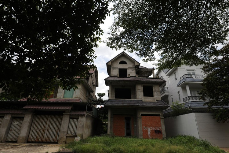 Theo một số người dân, những căn nằm ở những vị trí đẹp được rao bán với giá gần chục tỷ đồng thậm chí còn cao hơn khi đã hoàn thiện