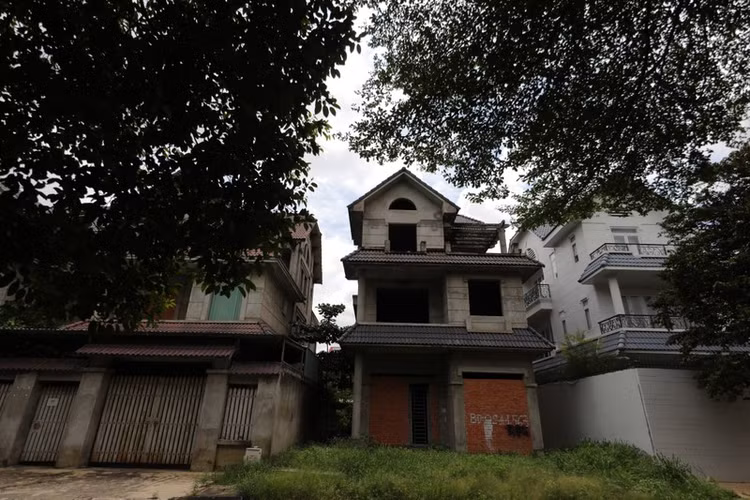 Theo một số người dân, những căn nằm ở những vị trí đẹp được rao bán với giá gần chục tỷ đồng thậm chí còn cao hơn khi đã hoàn thiện