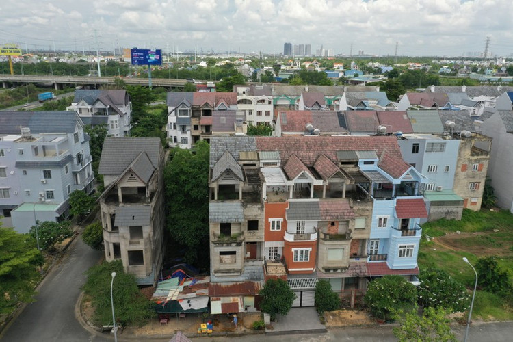 Dự án nằm trong quần thể khu dân cư, biệt thự tiêu biểu của quận 9 (nay là TP Thủ Đức), gần Khu liên hợp Thể dục Thể thao Rạch Chiếc.